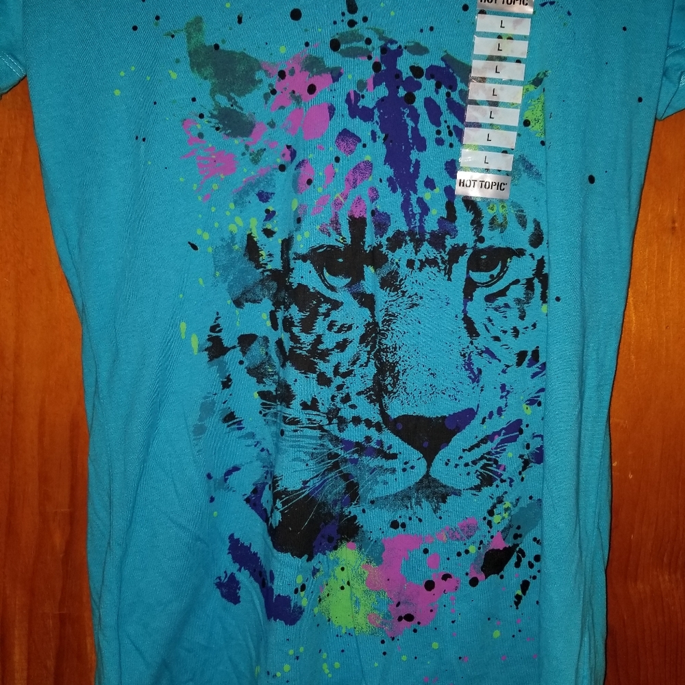 Hot Topic NWT Ladies Fitted Leopard Tee - Picture 2 of 4